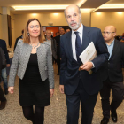 La delegada del Gobierno y el secretario de Energía, con el subdelegado del Gobierno detrás. L. DE LA MATA