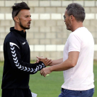 Rubén de la Barrera conversa con uno de sus ayudantes durante un entrenamiento. MARCIANO