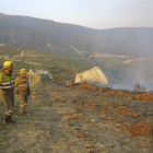 Trabajadores de las brigadas forestales, en el incendio de Porcarizas (Villafranca), el pasado 17 de octubre.