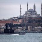 Un submarino nuclear ruso se dirige a través del Bósforo hacia el Mar Negro. ERDEN HASIN