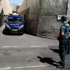 Los servicios funerarios trasladan los cuerpos de los asesinados. CRISTÓBAL GARCÍA
