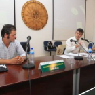 Alejandro Vázquez-Guillén (izq.) durante el coloquio.