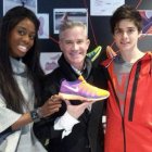 Aláiz posa ante el edificio donde Nike le elevó a imagen de su nuevo producto estrella para el atletismo.