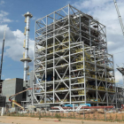Las instalaciones de la planta de biomasa de El Bayo cada vez se acercan más a su imagen definitiva. L. DE LA MATA