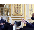Emmanuel Macron y Olaf Scholz en su primer encuentro oficial ayer en París, en el Palacio del Elíseo. SARAH MEYSSONNIER