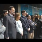 El candidato del PP a la presidencia del Gobierno, Mariano Rajoy, acompañado de otros miembros del partido, durante los cinco minutos de silencio guardados delante de la sede del PP