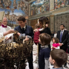Es la quinta vez que el papa Francisco preside una ceremonia del bautismo en su pontificado. OSSERVATORE ROMANO/HANDOUT