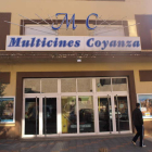 Fachada de los Multicines Coyanza en la que ya se anuncian películas en la cartelera.
