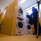 Una persona utiliza el servicio de lavandería gratuito para pesonas sin hogar. ANGELO CARCONI
