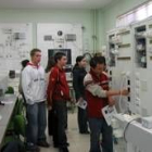 Un grupo de alumnos visita el taller de electrónica