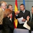 El ministro Jesús Caldera -en el centro-, junto a los representantes sindicales agrarios