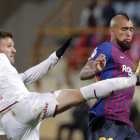 Arturo Vidal pelea por un balón en el Reino de León con Jorge Ortiz, de la Cultural Leonesa