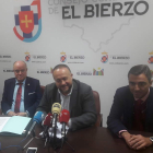 Courel y los responsables del Club Financiero del Bierzo, ayer. DL