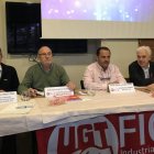 Los ponentes y los responsables del sindicato, ayer, antes del inicio de las jornadas. A. VALENCIA
