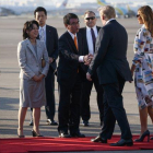 El presidente de EEUU, Donald Trump, y su esposa Melania saludan al ministro de Asuntos Exteriores japonés, Taro Kono, y su esposa Kaori, a su llegada al Aeropuerto de Haneda, en la prefectura de Tokio.
