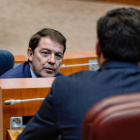 Mañueco conversa con el portavoz del Grupo Parlamentario Popular en el pleno de las Cortes. NACHO GALLEGO