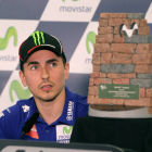 El piloto de Moto GP Jorge Lorenzo contempla el trofeo que se entregará el domingo al ganador del Gran Premio de Aragón 2015.