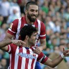 Diego Costa celebra con su compañero, el centrocampista turco Arda Turan, el triunfo atlético.