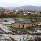 El agua anegando fincas ayer domingo en la localidad de Villamartín (Carracedelo)