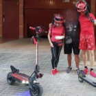 Él y su novia circulaban a casi 100 kilómetros por hora por una autovía. Otro conductor también lo grabó cuando iba por esta carretera nacional.