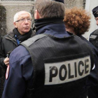 Brian Currin, izquierda, con la policía en Baiona, en su visita mediadora para el fin de ETA.