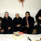 Engracia Mancebo, con algunos de sus familiares.