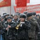 Comunistas rusos desfilan en Moscú