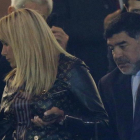 Maradona y su pareja en el Santiago Bernabéu viendo el partido Real Madrid - Nápoles.