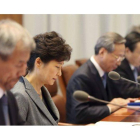 La presidenta surcoreana, Park Geun-hye (2ª izda), preside una reunión en Seúl.