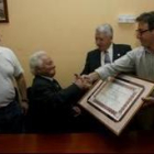 Solís Fernández recibió ayer el nombramiento de socio de honor del IEB de manos de Pedro Muñoz