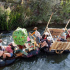 Algunos participantes durante el descenso del río Cea.