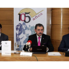 Juan Carlos Suárez-Quiñones, Ricardo Magaz y Pablo R. Lago, ayer, en la presentación del libro en el Club de Prensa.