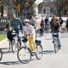 Ciclistas, en el carril bici de la plaza Tetuan, en Barcelona.