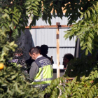 Agentes de la policía registran la finca de las Quemadillas.