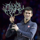 El serbio alza su trofeo de ganador en el París-Bercy.