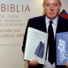 Eduardo Arroyo posa con dos tomos de la Biblia del Oso
