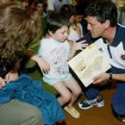 Guerrero entregando un juguete en el «Día de los niños» en el Hospital