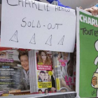 Un cartel indicando que la revista 'Charlie Hebdo' está agotada en una librería este jueves en Bruselas.