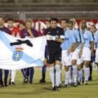 Jugadores del Celta y el Pontevedra portan una bandera gallega con crespón negro