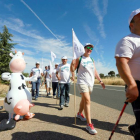 Los ganaderos de vacuno de leche caminan con su 'Marcha blanca' reivindicativa durante una etapa entre Ceinos de Campos y Medina de Rioseco