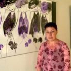 La pintora Chelo Sanjurjo posa junto a una de sus obras