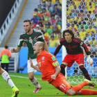 Robben se deja caer ante Márquez en los últimos minutos del partido de octavos de final contra México.