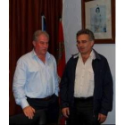 Alfonso Canedo y Santiago Rodríguez ayer después de llegar al acuerdo