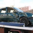 Estado en el que quedó el coche tras perder el control en la carretera y caer al reguero