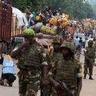 Soldados de la Misca escoltan el convoy de musulmanes en su partida de Bangui, este domingo.