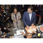 El presidente del PP y candidato a la presidencia del Gobierno, Mariano Rajoy, junto a su esposa Elvira Fernández, ejerce su derecho al voto en el colegio Bernadette de Madrid, en los comicios generales.