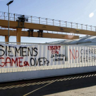 Imagen de las pancartas que los empleados han puesto en contra del cierre de Siemens. EFE