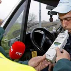 Un conductor realiza una prueba de alcoholemia.