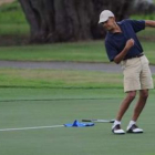 Obama, jugando al golf durante sus vacaciones en Hawai que finalizan el lunes.