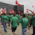 Trabajadores de Vitro manifestándose ayer tarde ante la sede del Centro de Soluciones Empresariales de la Junta.